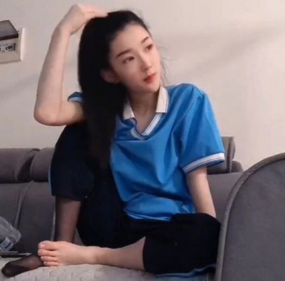 【热血女神】18岁绝美学生s校服女班长课后美脚羞辱你