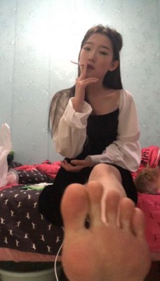 18岁初三绝美女学生s美脚第一视角粗口羞辱