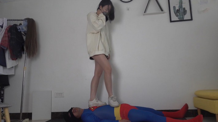 【南国原创】婷S脏空军美脚踩踏超人 狠狠踩踏辱骂 ACYC-4839BP