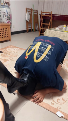 【诗诗】长靴捂一天臭脚丫舔