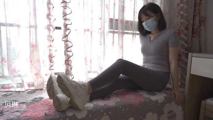 【贝琳】健身后的臭肉丝脚-狗子爬来舔主人健身后臭臭的