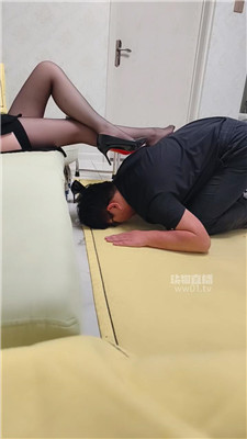 【乔艳女王】高跟黑丝美腿踩贱奴