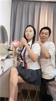 【小骚】脚下伺候主子化妆