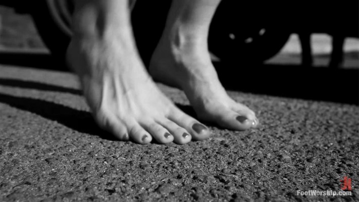 跟女友出去玩被三位疯癫的恶女人抓起来调教羞辱  bf58331BP