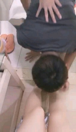 【调教视频】【深圳情侣主】强制调教舔脚的厕奴