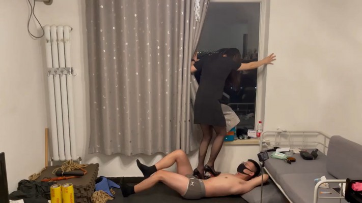 乐乐大王黑丝高跟平底鞋在狗肚子上起舞双视角  JS251221~6BP