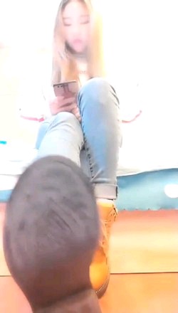 【调教视频】甜心儿麻麻-牛仔裤第一视角坐脸各种脏鞋底来舔