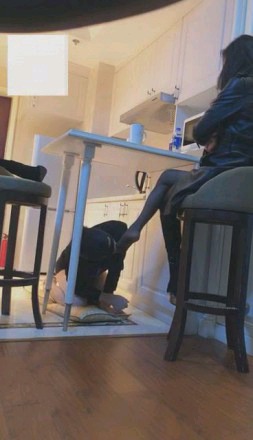 【调教视频】【歌迪丝S】趴在桌子下面伺候