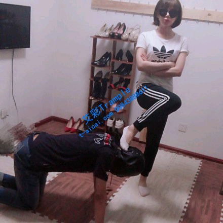 【调教视频】【冷颜女王】提档，钻胯，踩踏，窒息，踢爆你